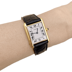 Montre Cartier, "Tank Louis Cartier", or jaune, bracelet cuir.