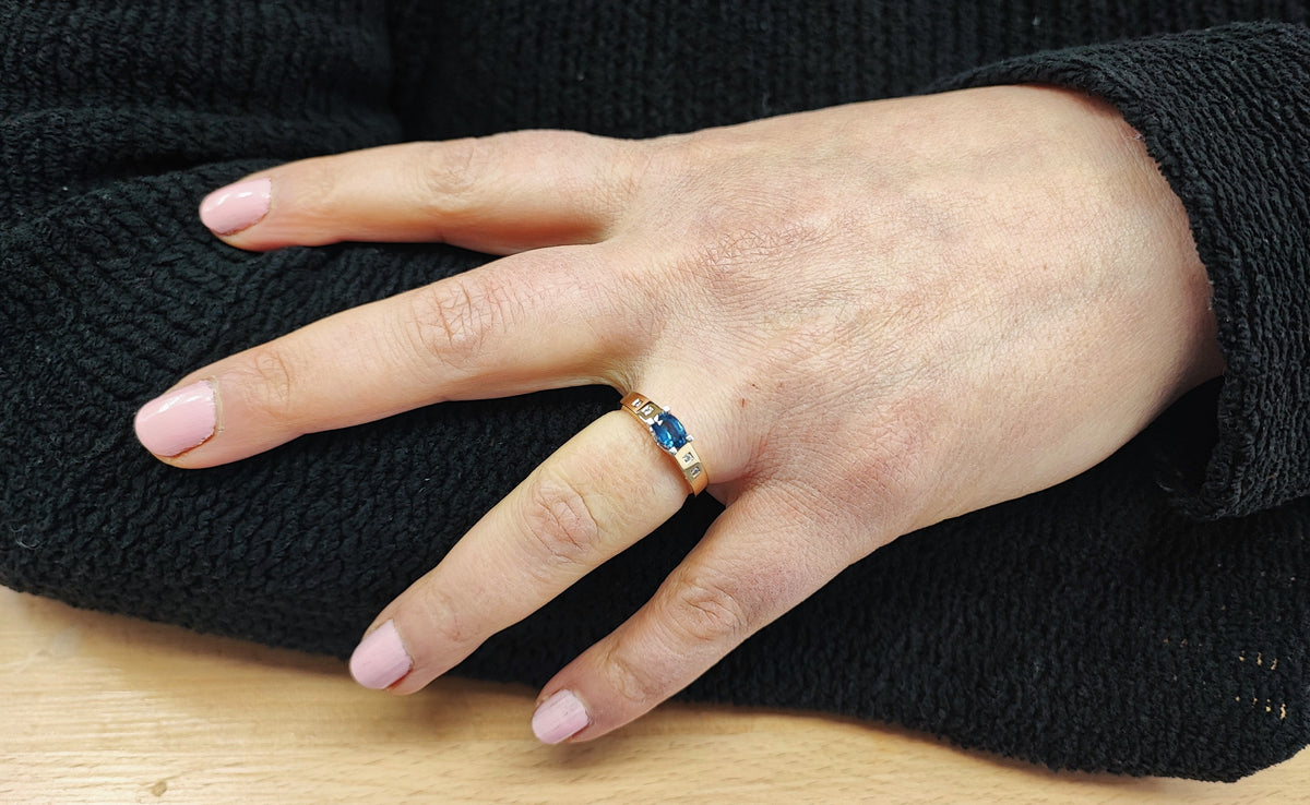 Bague en or jaune, saphir, et diamants