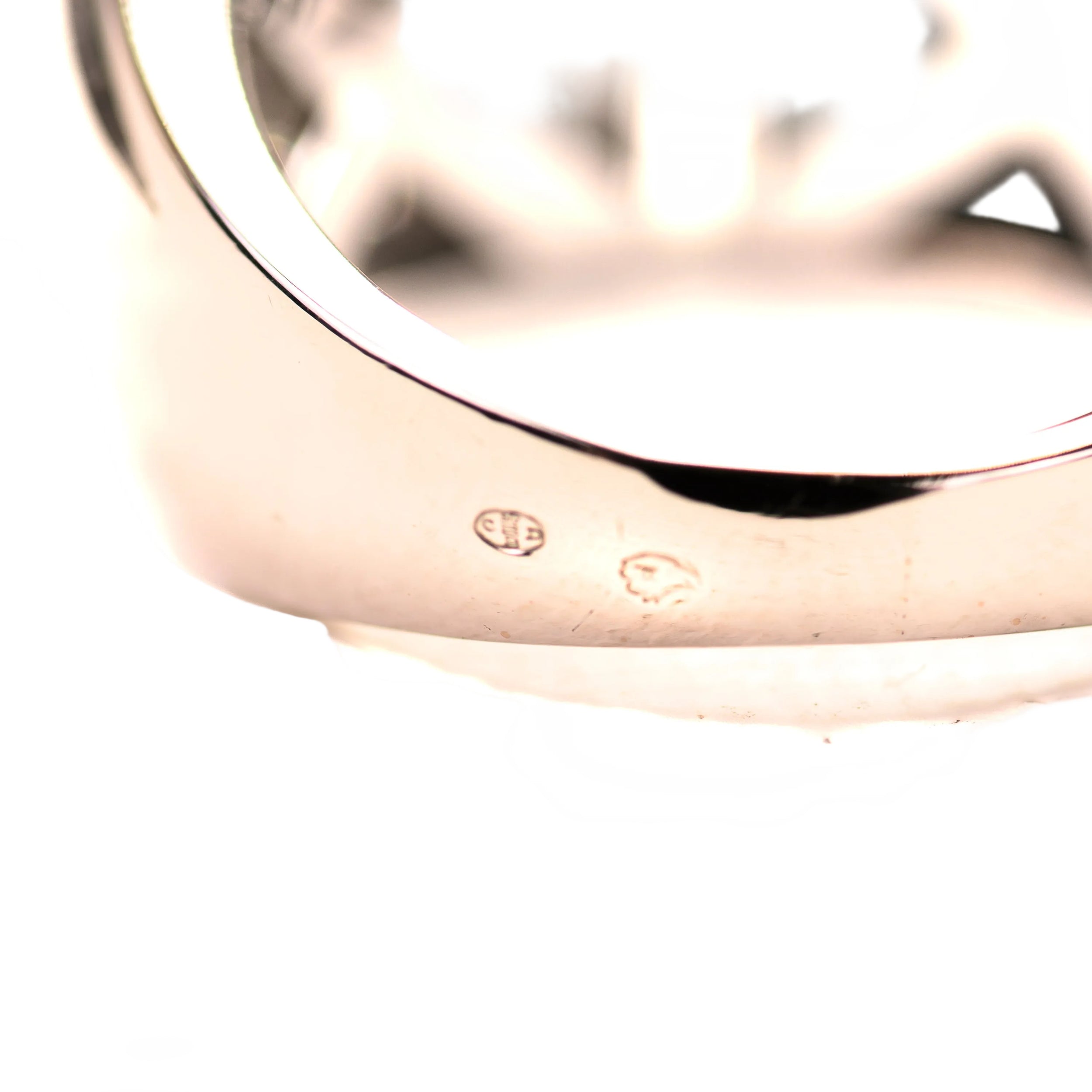 Bague Tank en or blanc, saphirs et diamants