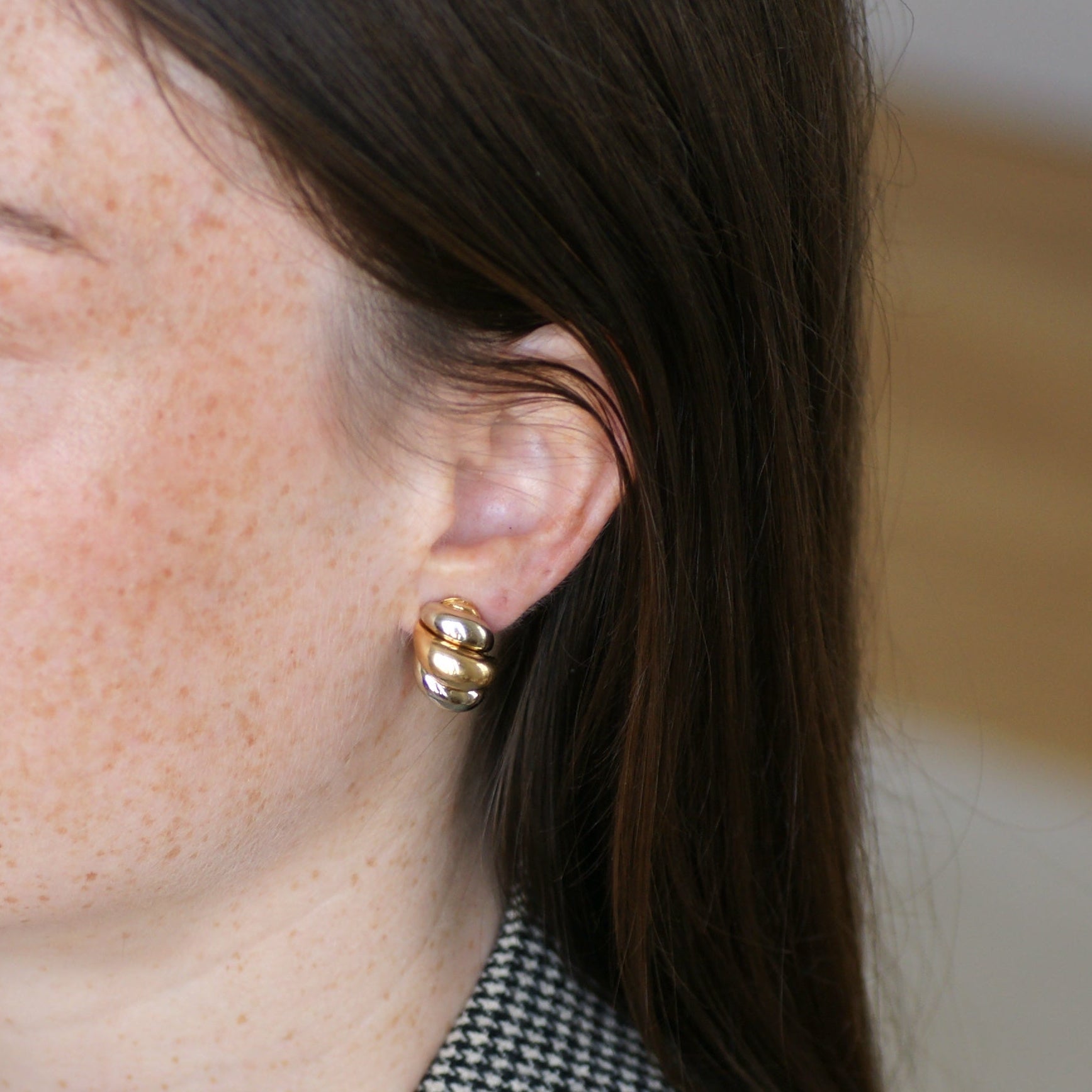 Boucles d'oreilles Clips VAN CLEEF & ARPELS en or blanc et or jaune