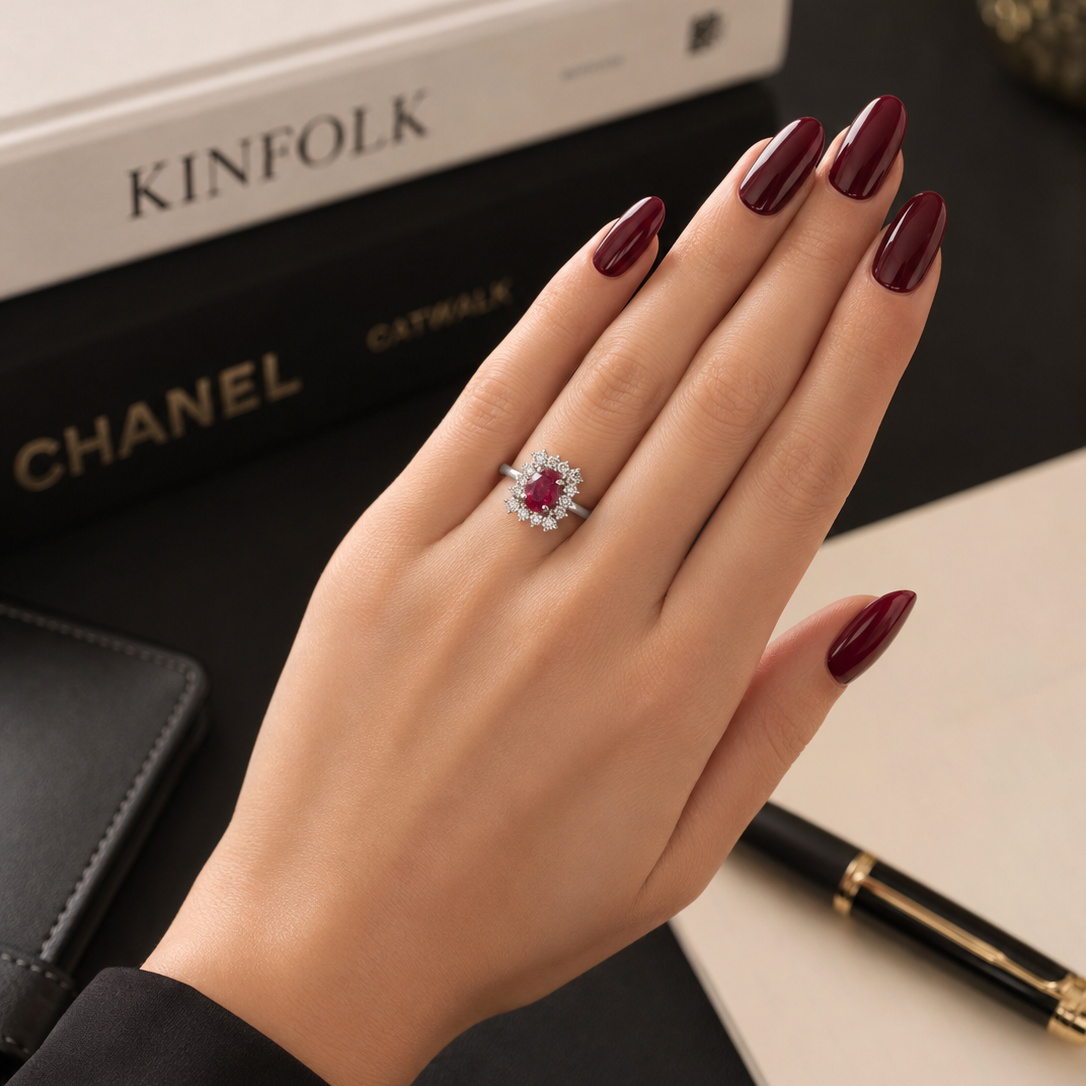 Bague Entourage en or blanc, rubis et diamants