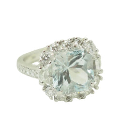 Bague Entourage en or blanc, aigue-marine et diamants