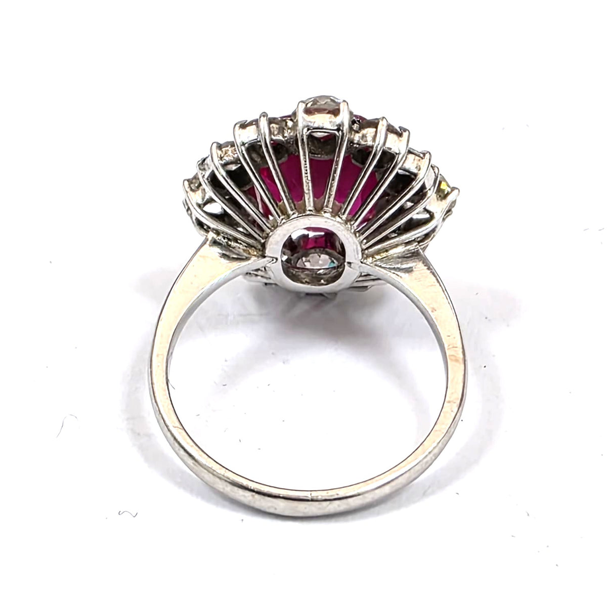 Bague Marguerite en or blanc, rubis et diamants
