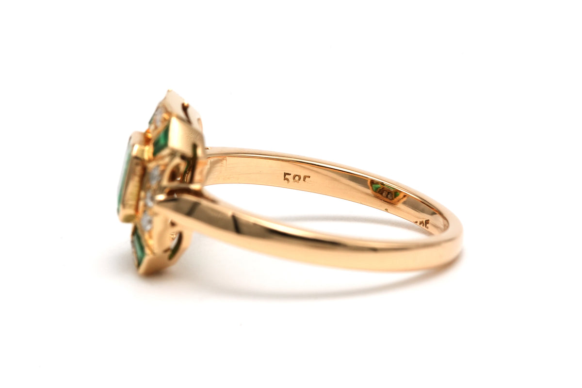Bague Entourage en or jaune, émeraudes et diamants