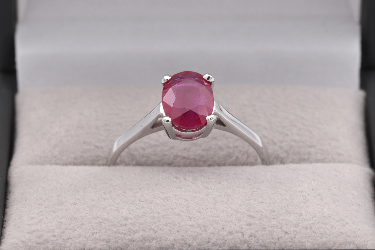 Bague Solitaire en or blanc et rubis