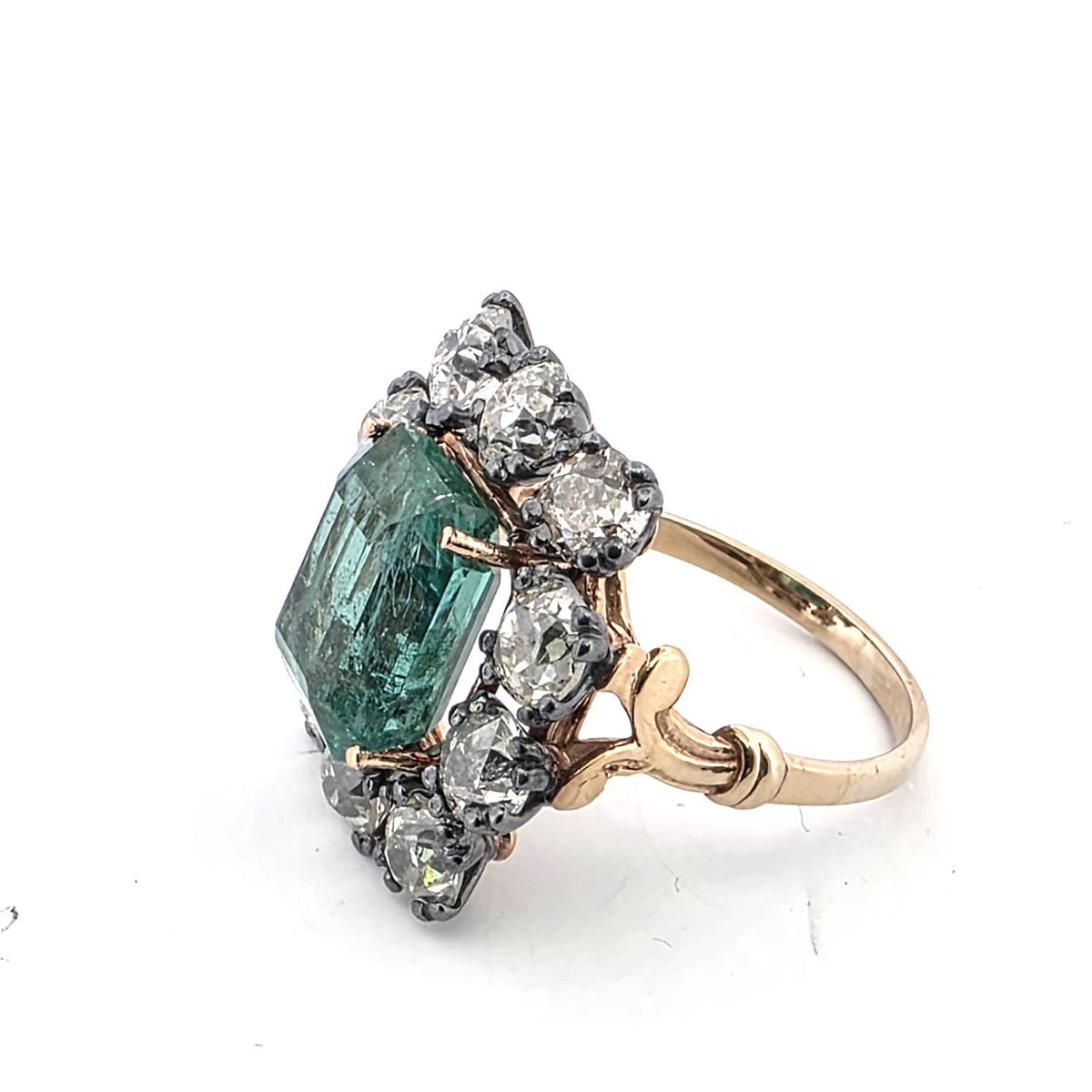 Bague Entourage en or jaune, émeraude et diamants