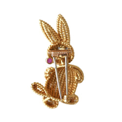 Broche Clip en or blanc, or jaune, émeraude, rubis et diamants