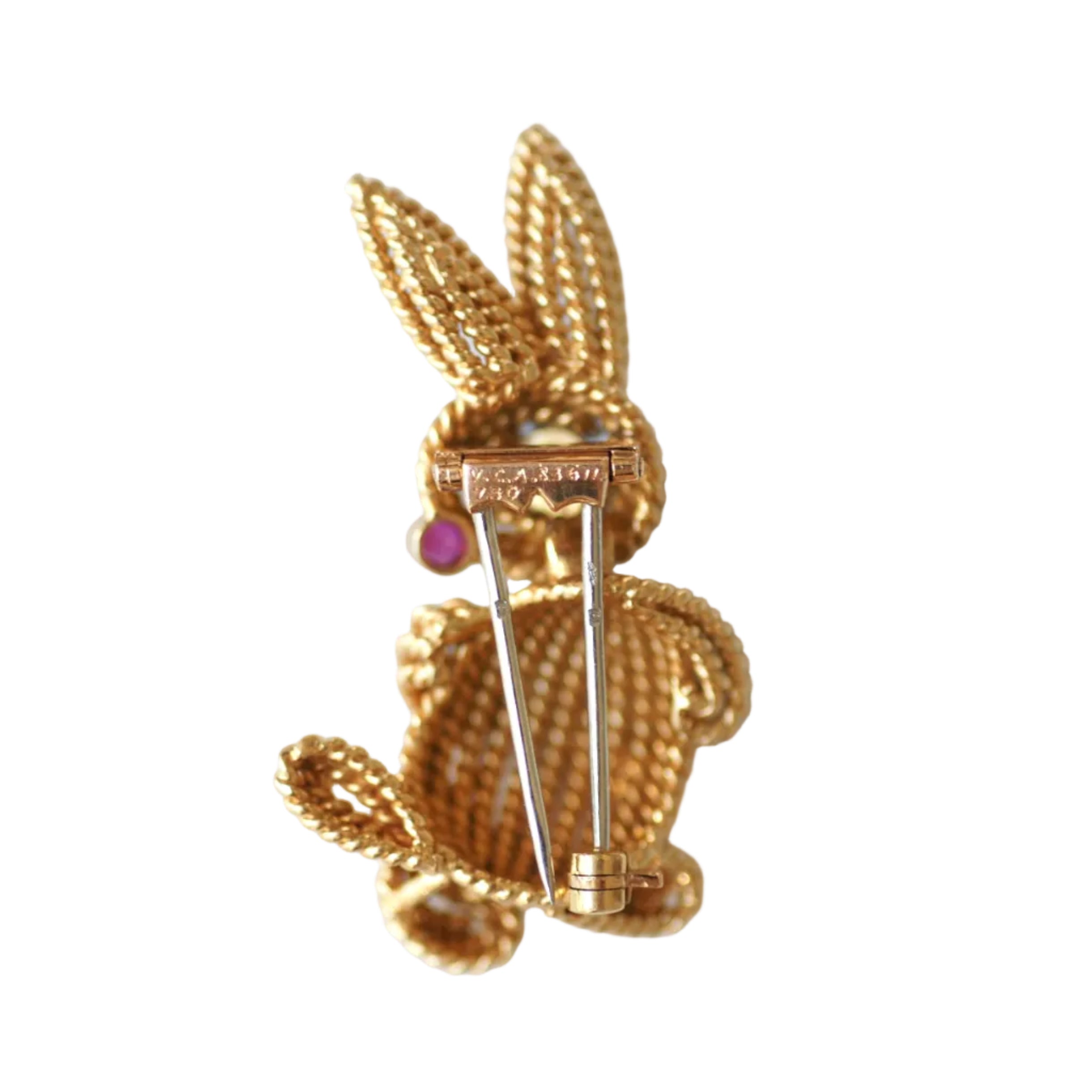 Broche Clip en or blanc, or jaune, émeraude, rubis et diamants
