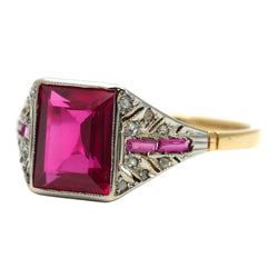 Bague Art Déco en or blanc, or jaune, rubis et diamants