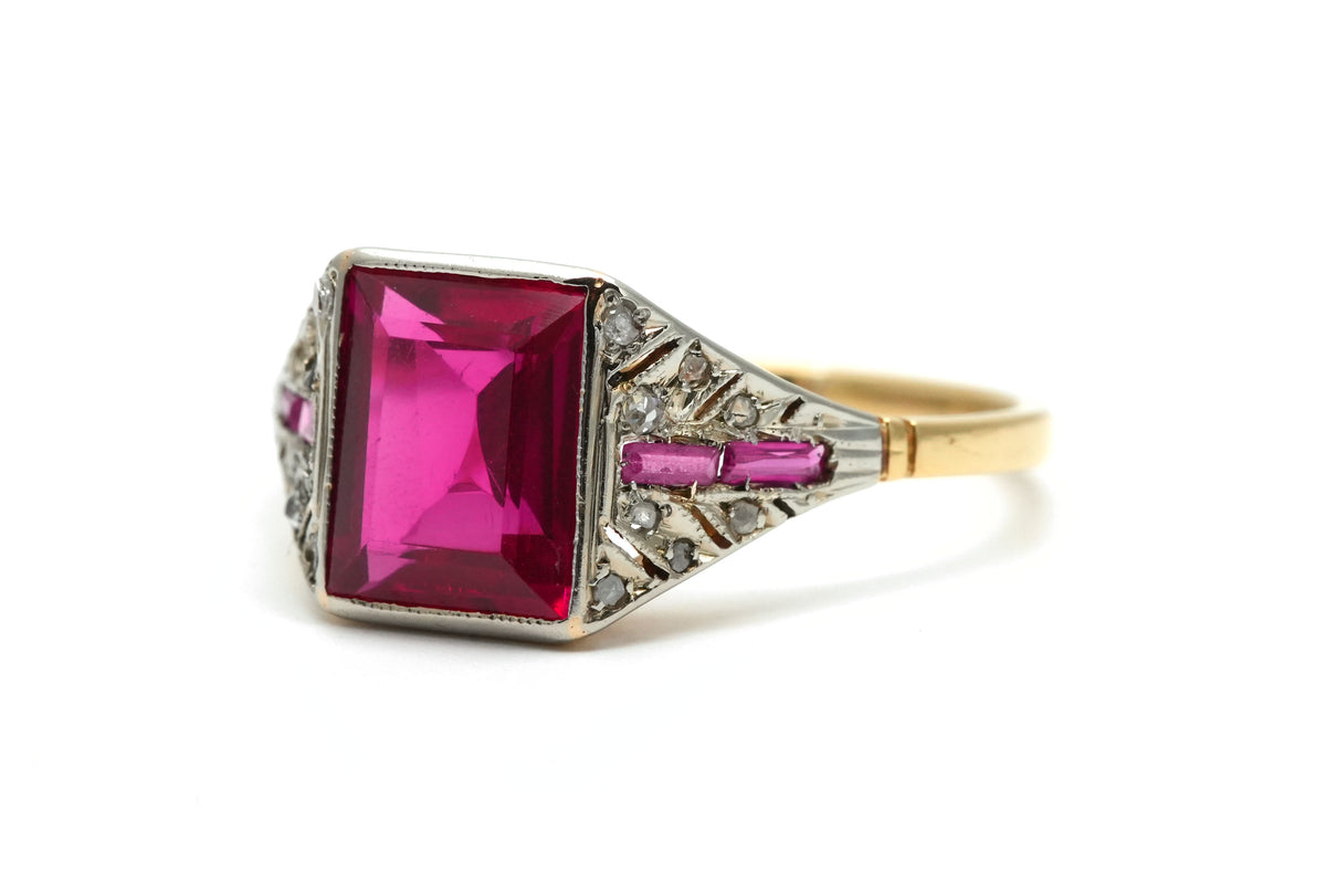 Bague Art Déco en or blanc, or jaune, rubis et diamants
