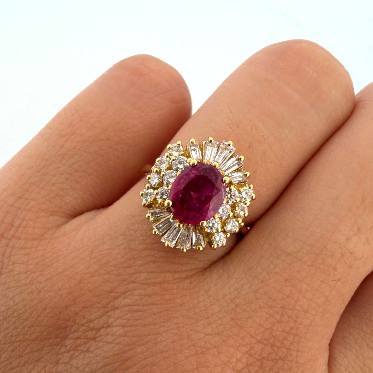Bague Entourage en or jaune, rubis et diamants