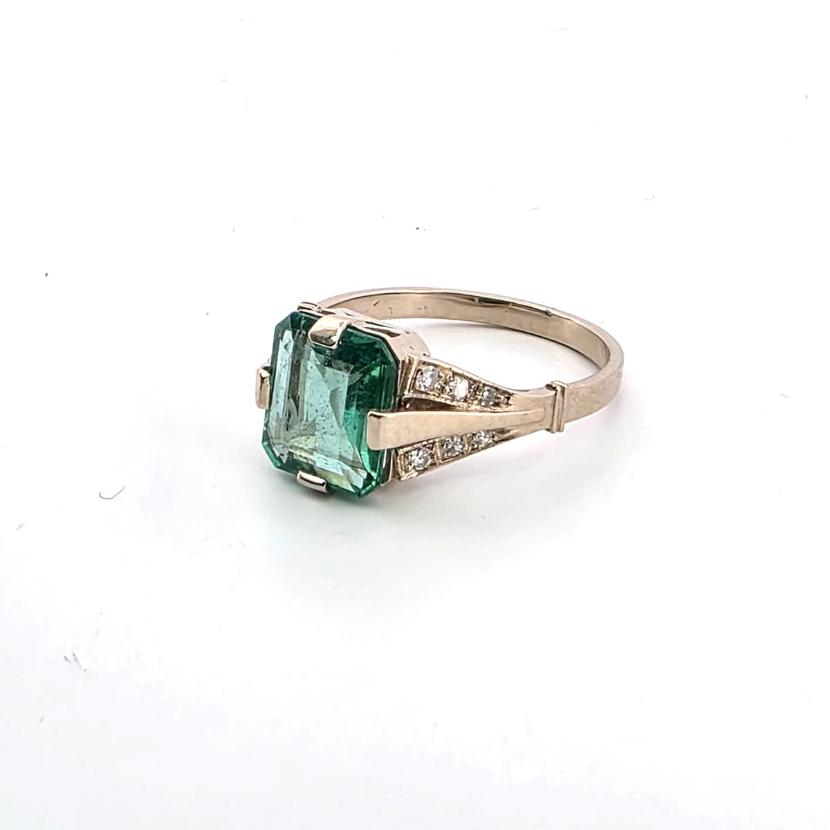 Bague Solitaire en or blanc, émeraude et diamants