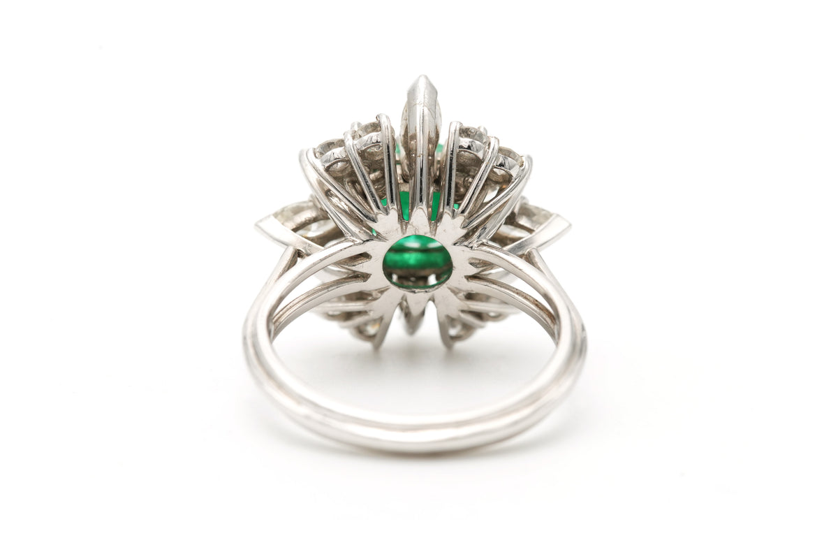 Bague Marguerite en or blanc, émeraude et diamants