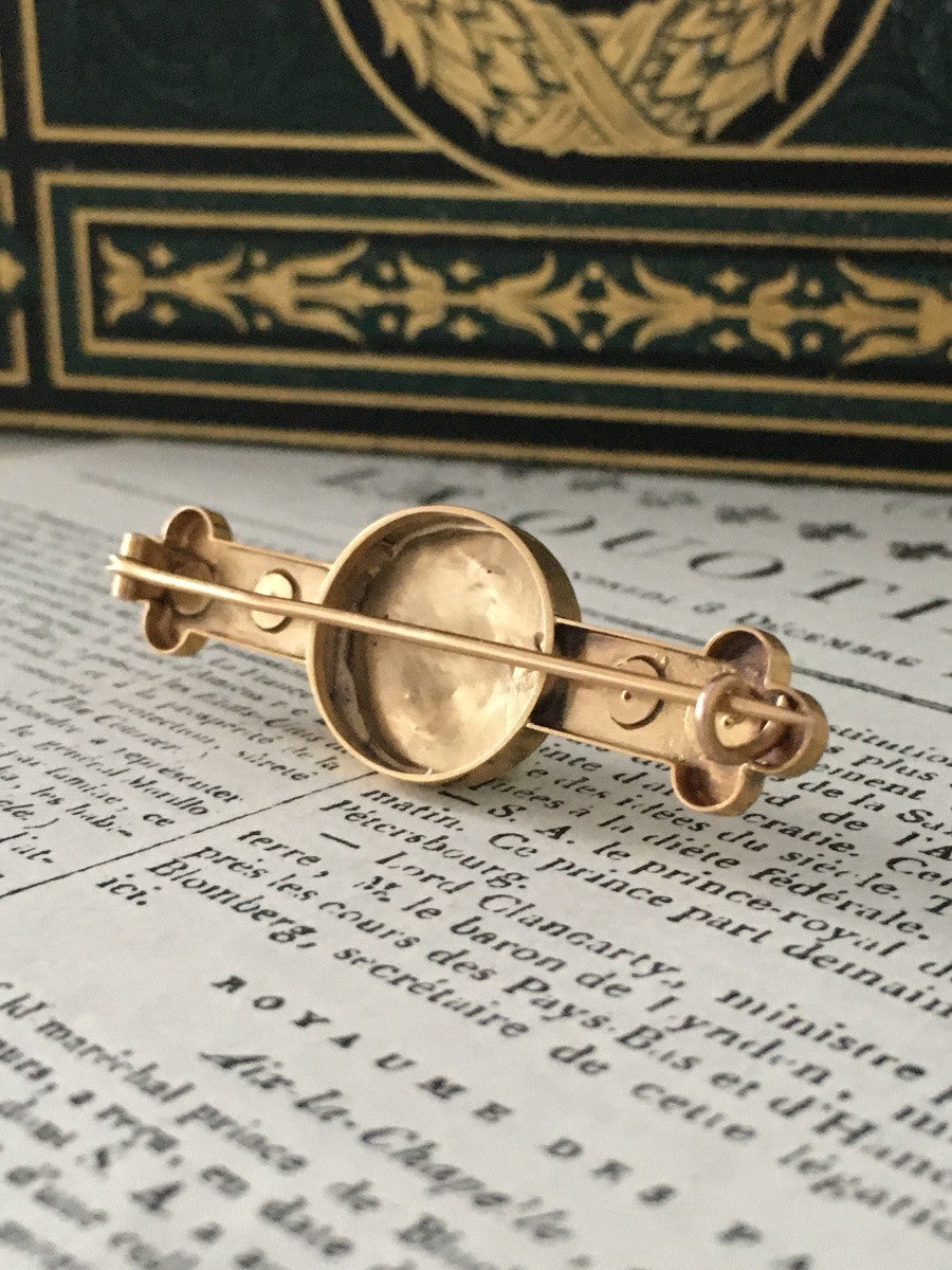 Broche Épingle en or jaune, améthyste et perles