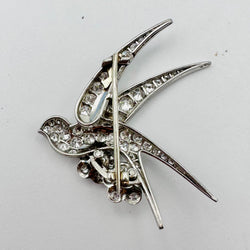 Broche "Oiseau posé sur deux fleurs" en or blanc et platine