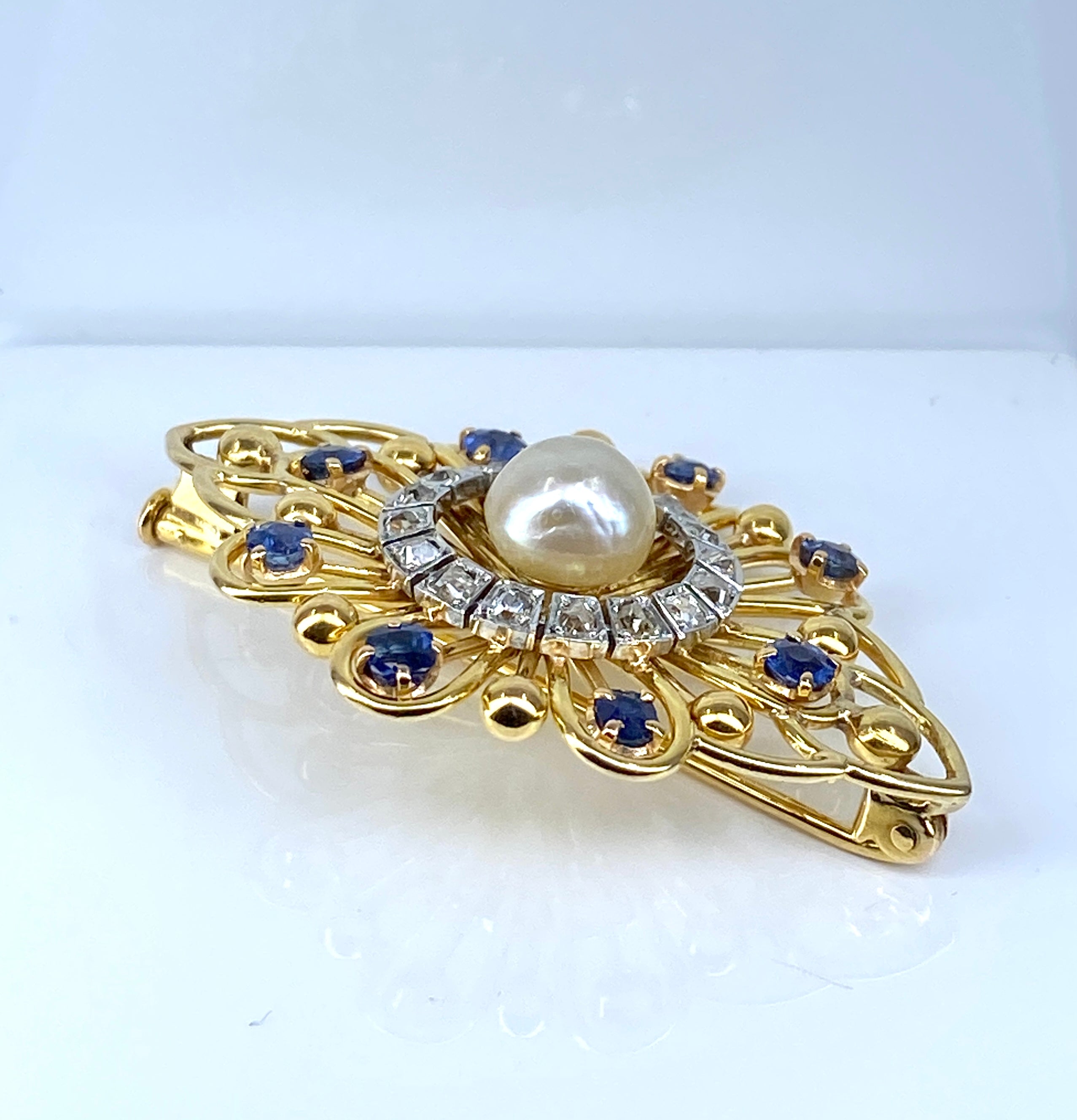 Broche en or, saphirs, perle et diamants