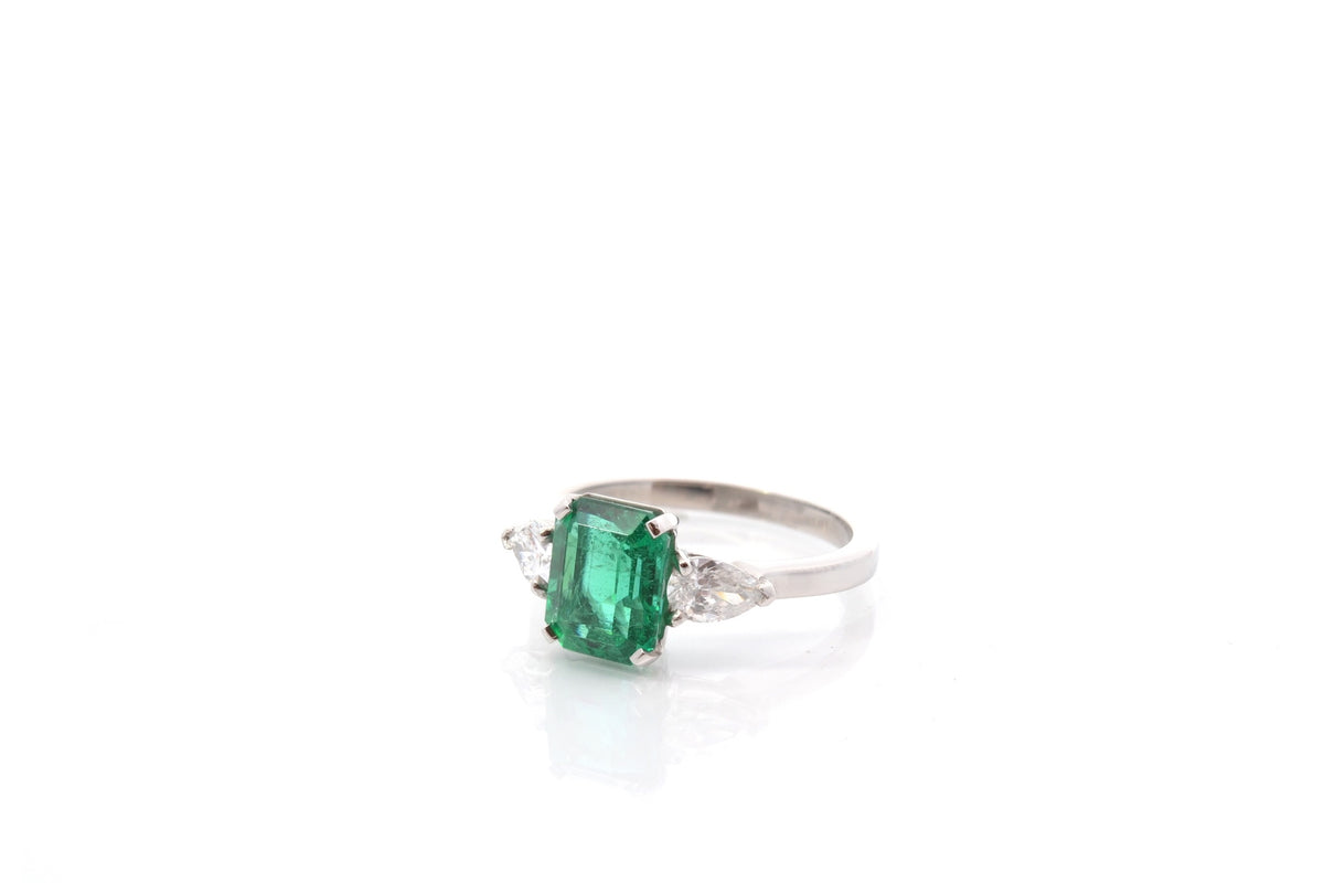 Bague Trilogie en platine, émeraude et diamants