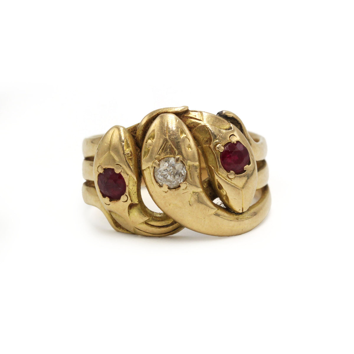Bague en or jaune, rubis et diamants