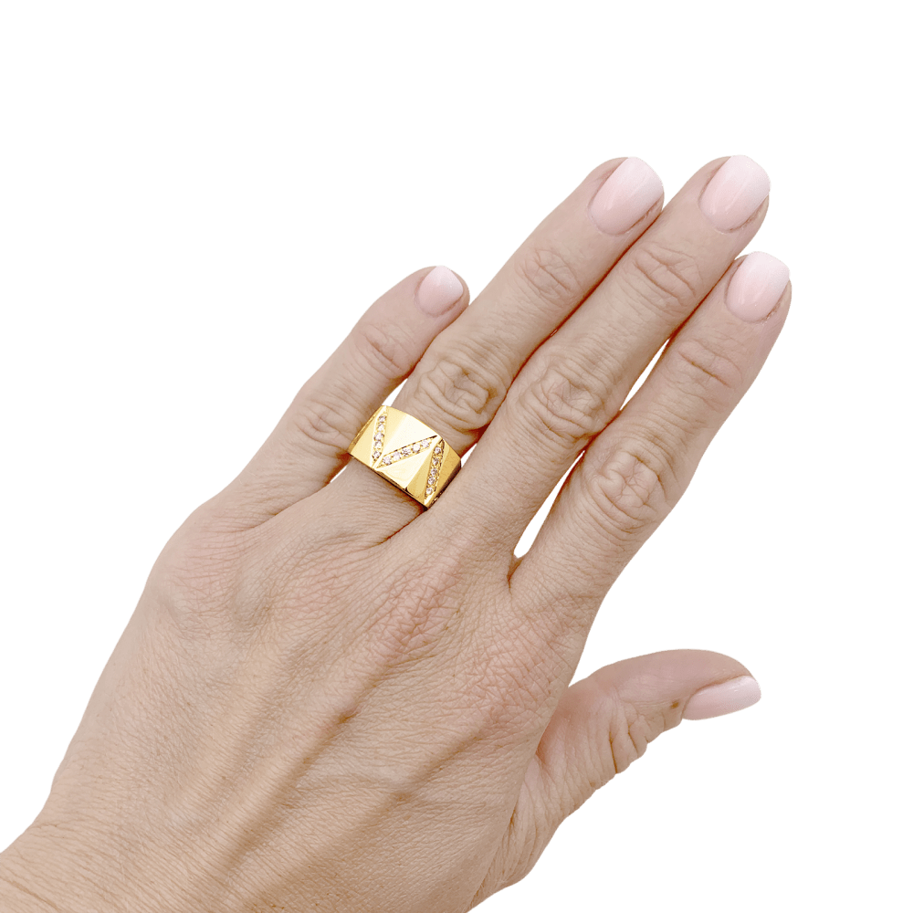 Bague or jaune et lignes de diamants.