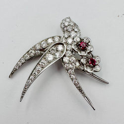 Broche "Oiseau posé sur deux fleurs" en or blanc et platine