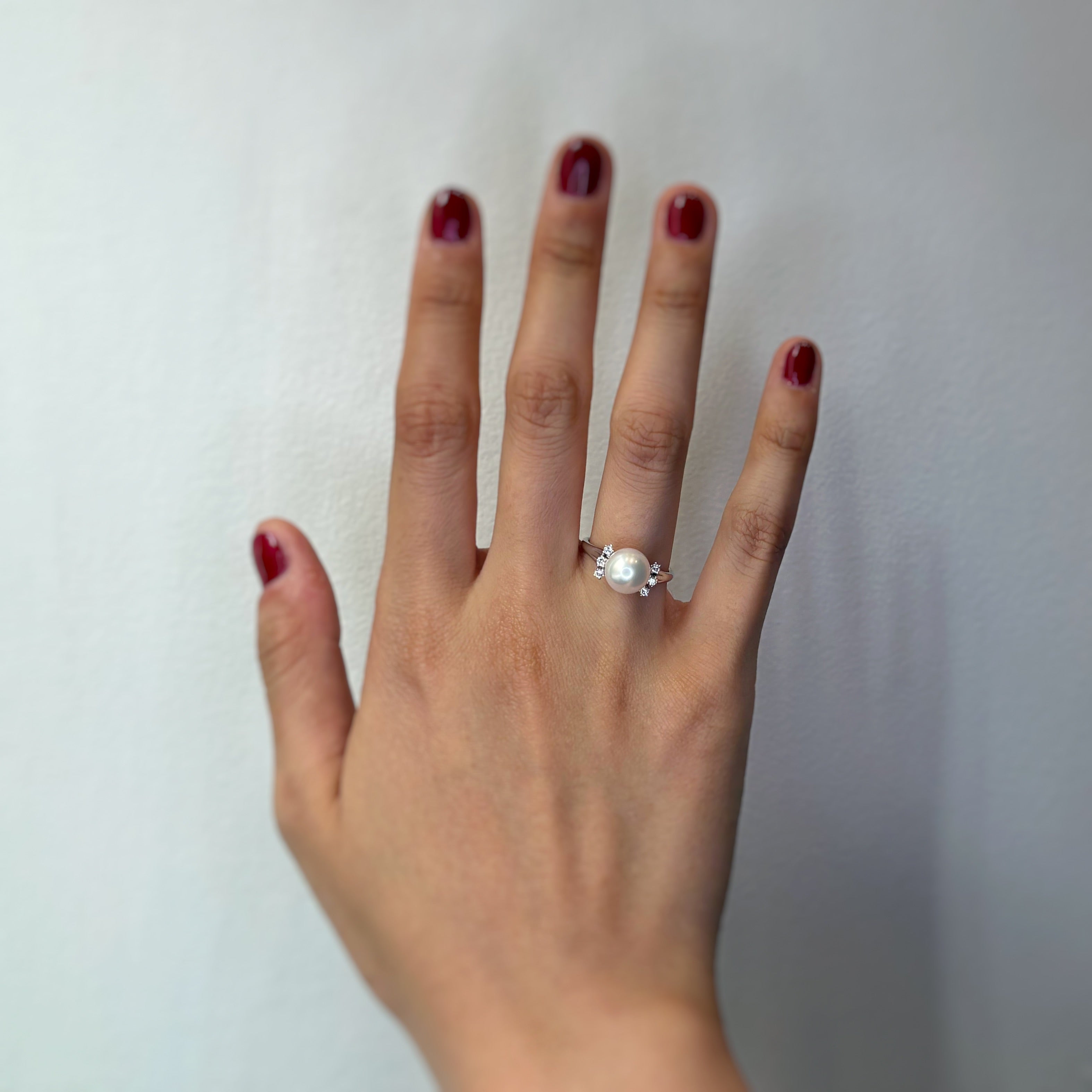 Bague en or blanc, diamants et perle