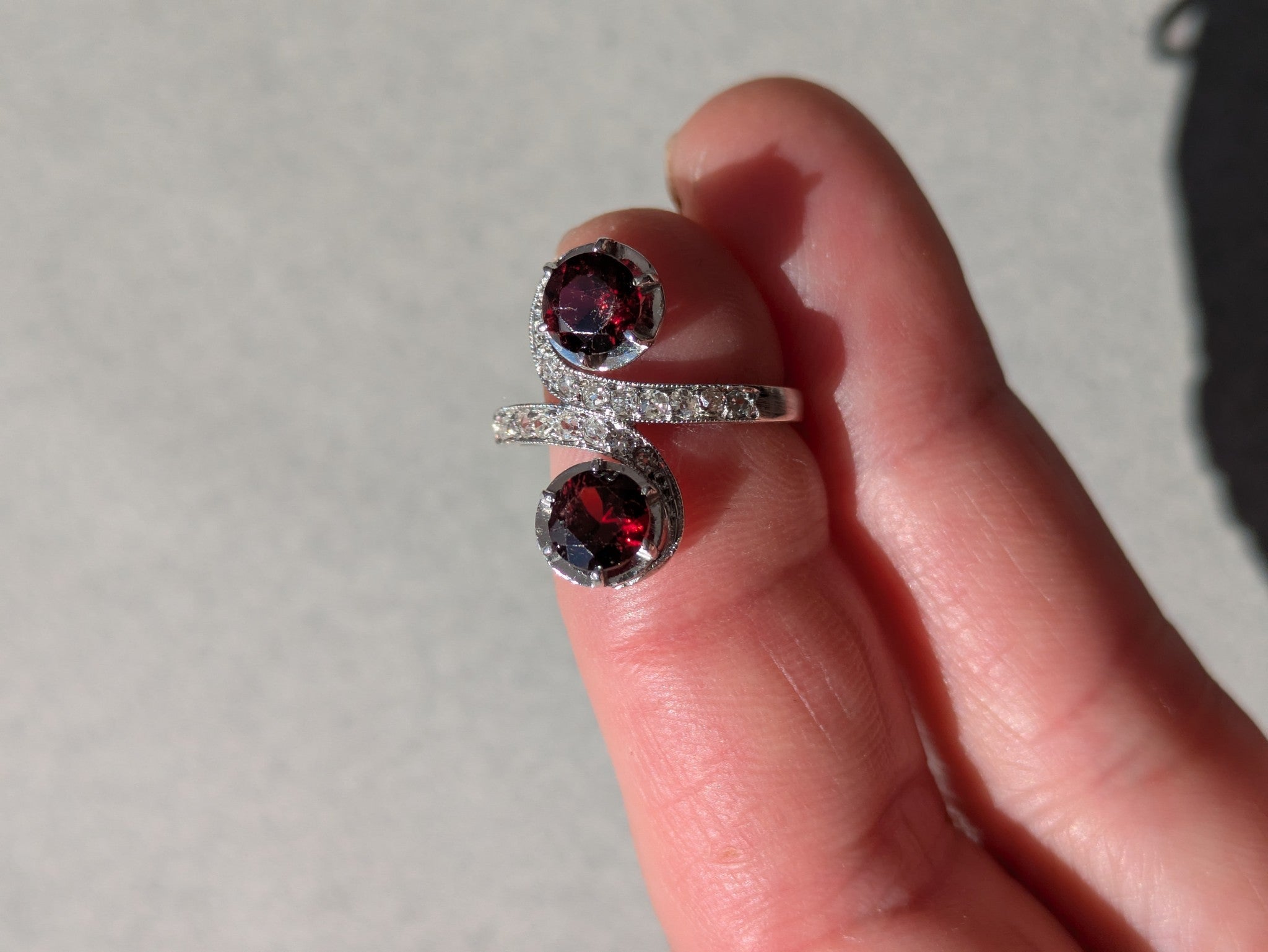 Bague Toi et Moi tourbillons XIXe Grenats Diamants Platine