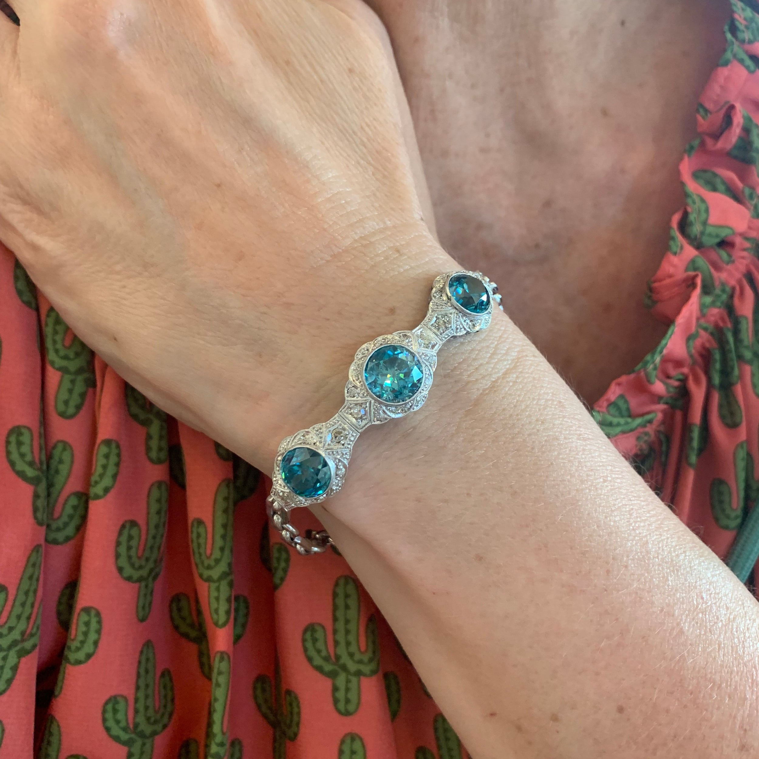 Bracelet en or blanc, platine, zircons et diamants