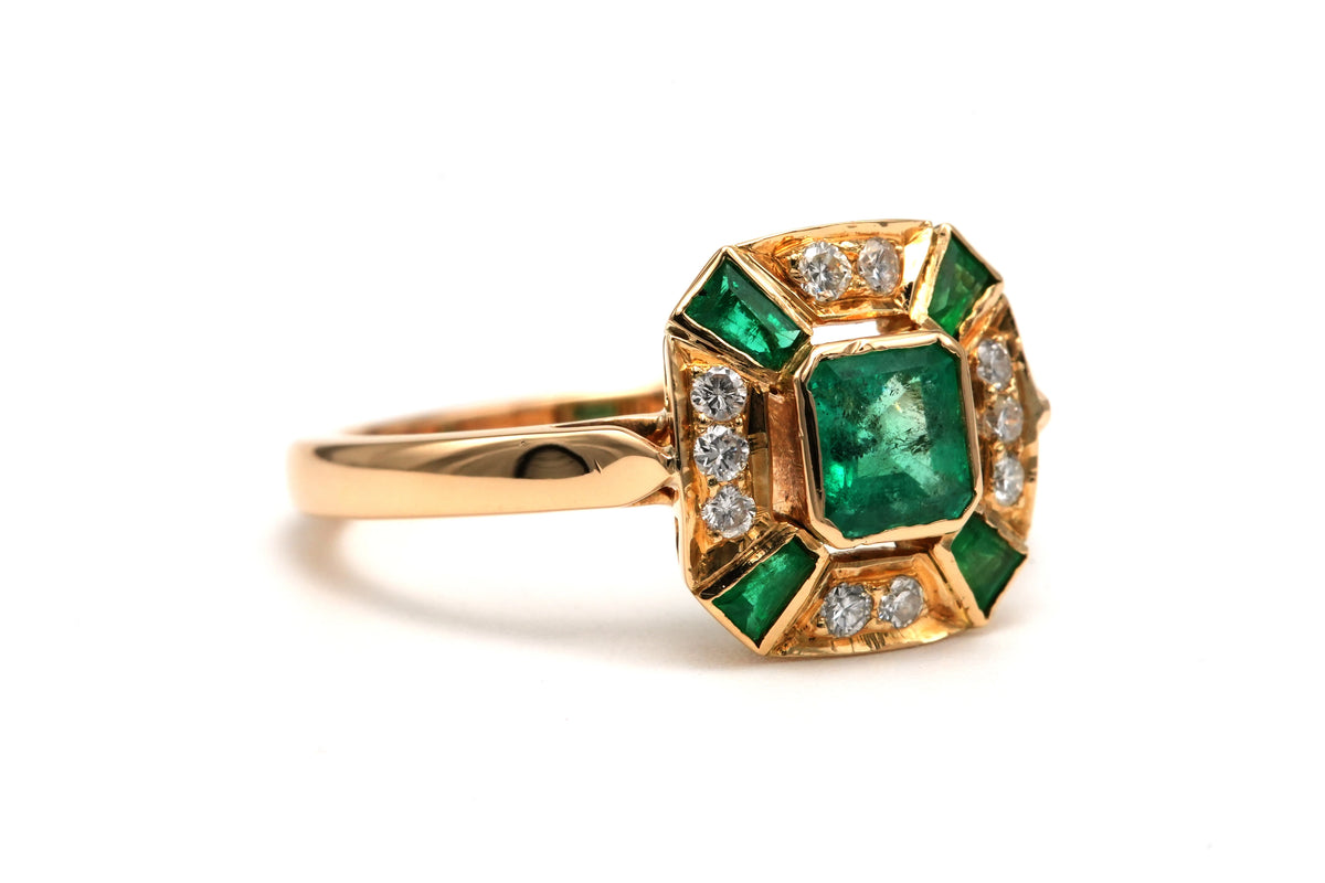 Bague Entourage en or jaune, émeraudes et diamants
