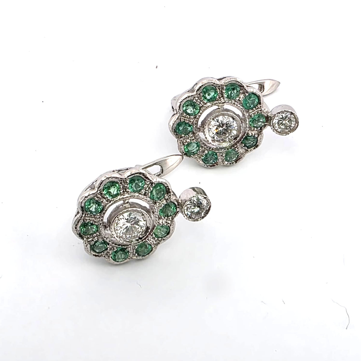 Boucles d'oreilles Dormeuses en platine, émeraudes et diamants