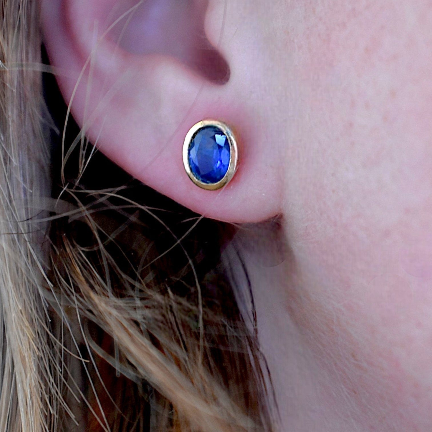 Boucles d'oreilles Puces en or jaune et saphirs