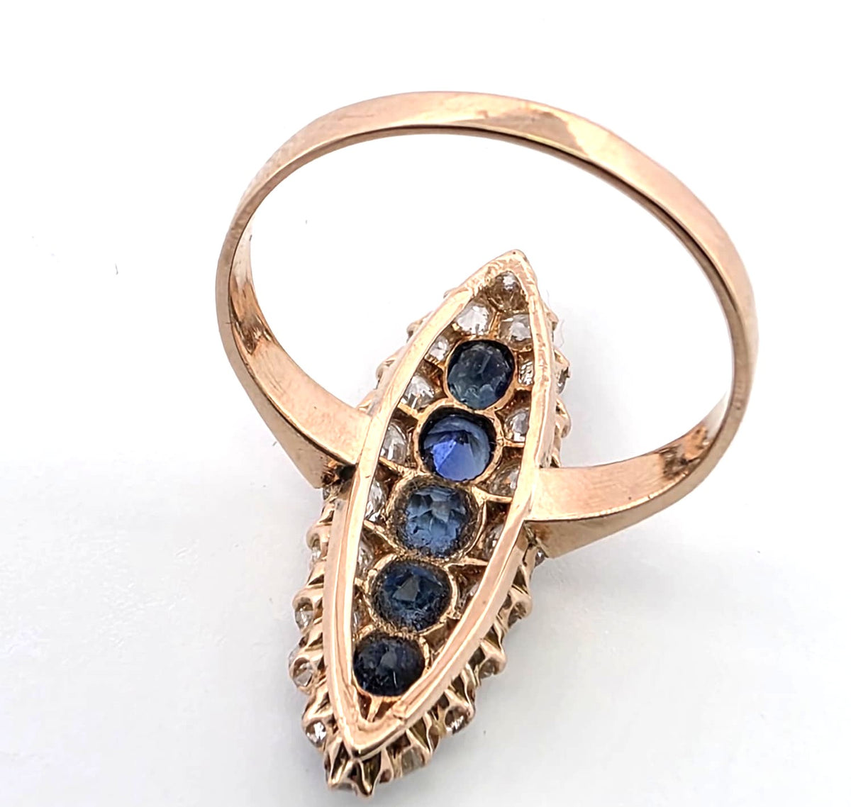 Bague Marquise en or jaune, saphirs et diamants