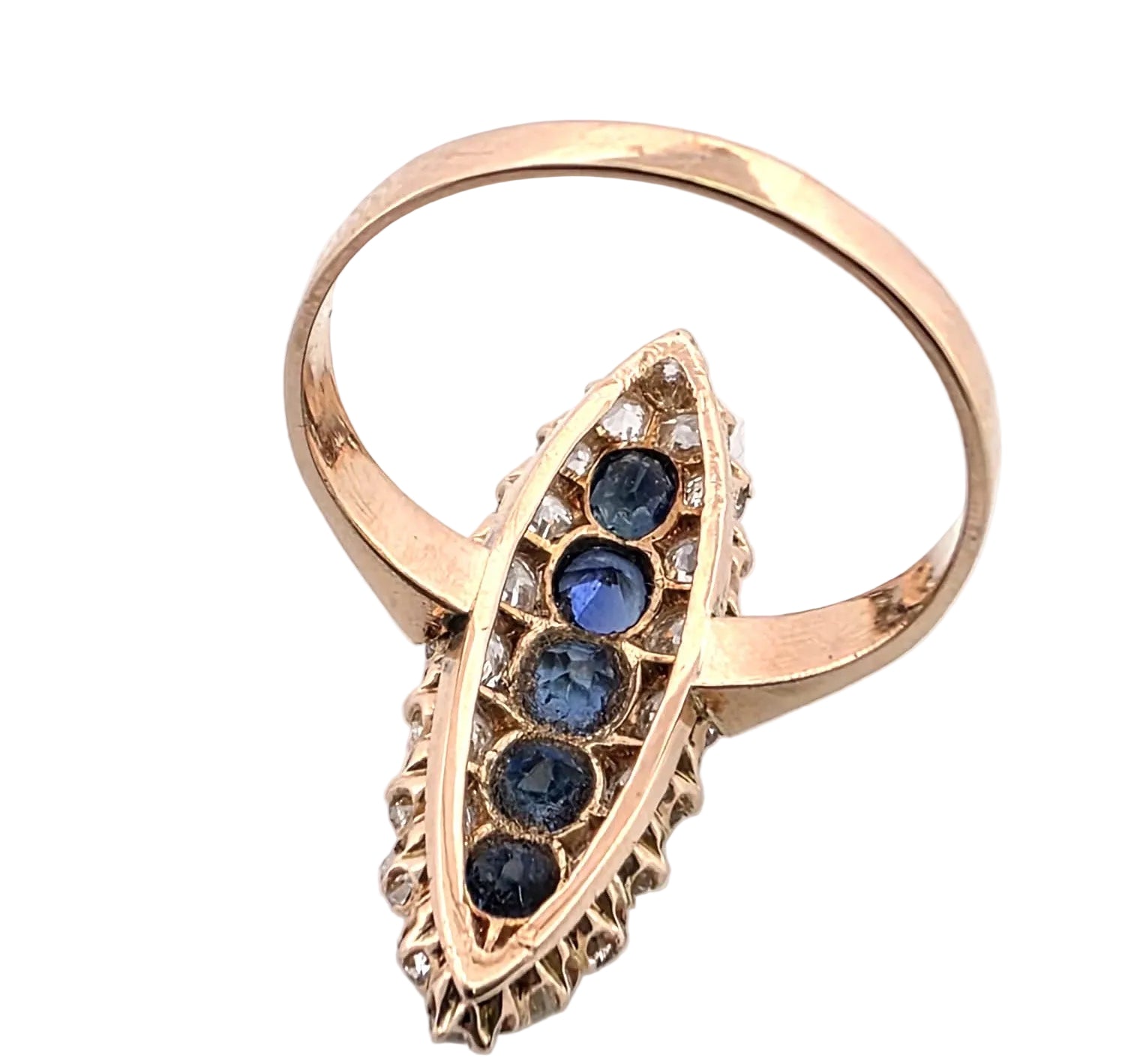 Bague Marquise en or jaune, saphirs et diamants