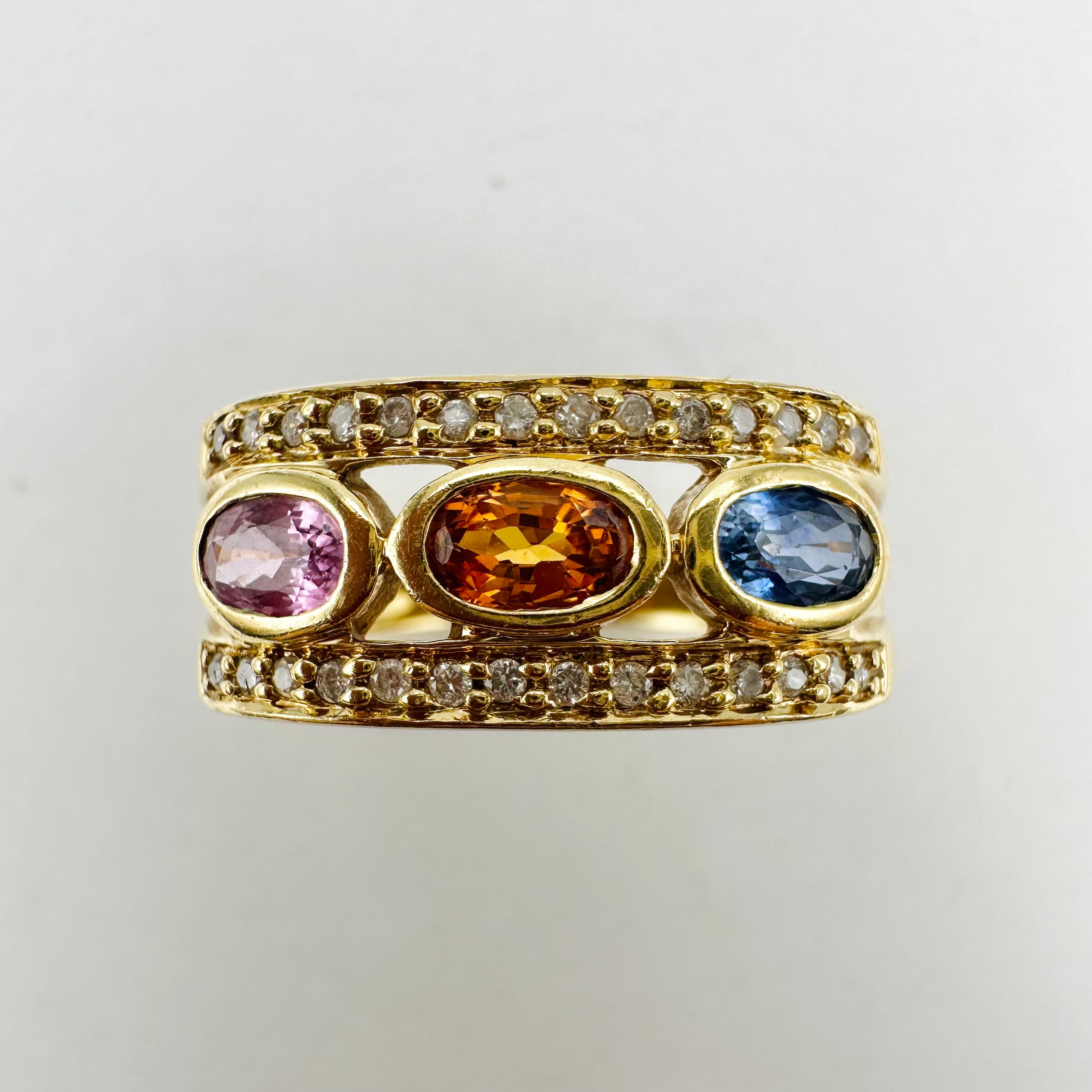 Bague Jonc en or jaune, saphirs et diamants
