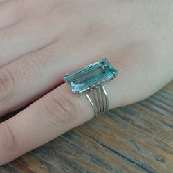 Bague Solitaire en or blanc et aigue-marine