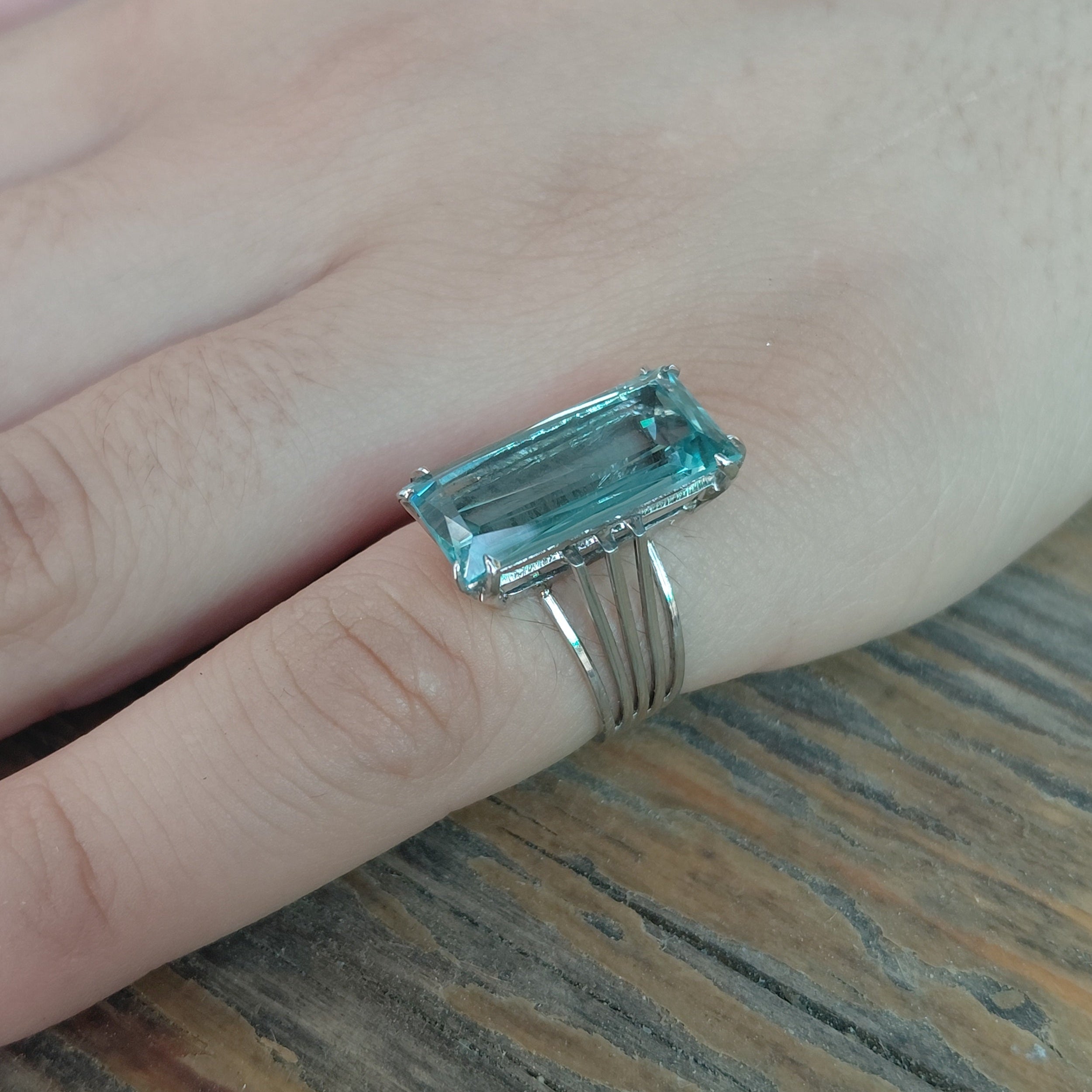 Bague Solitaire en or blanc et aigue-marine