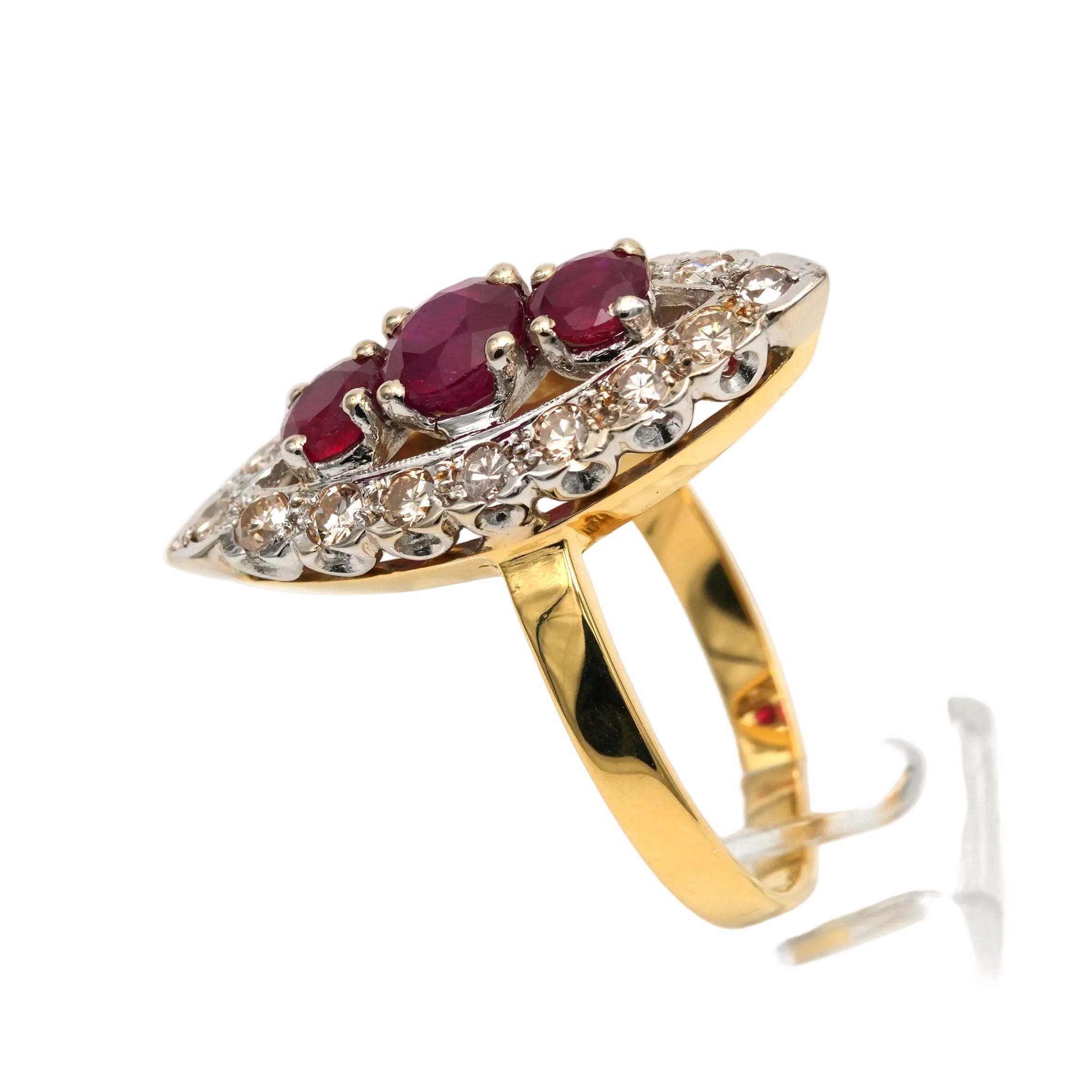 Bague Marquise en or blanc, or jaune, rubis et diamants
