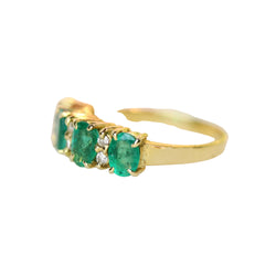 Bague Jarretière en or jaune, émeraudes et diaamnts