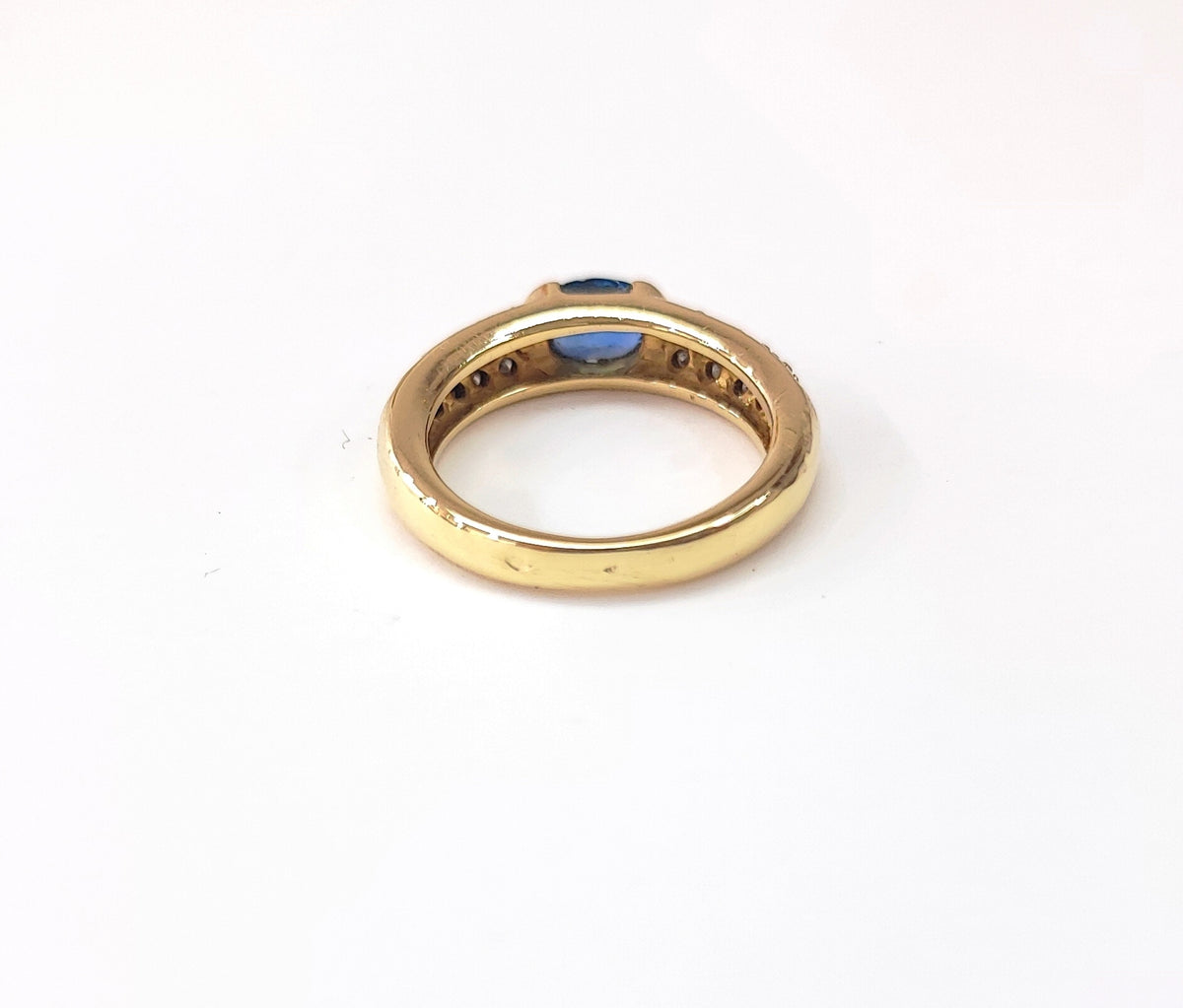 Bague Jonc en or jaune, saphir, et diamants