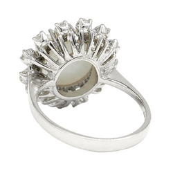 Bague Entourage en or blanc, opale et diamants
