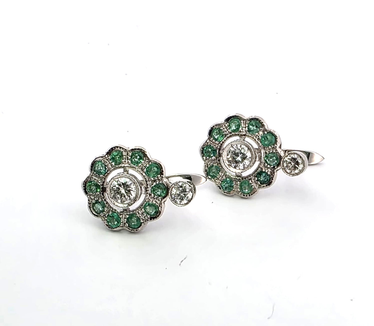 Boucles d'oreilles Dormeuses en platine, émeraudes et diamants