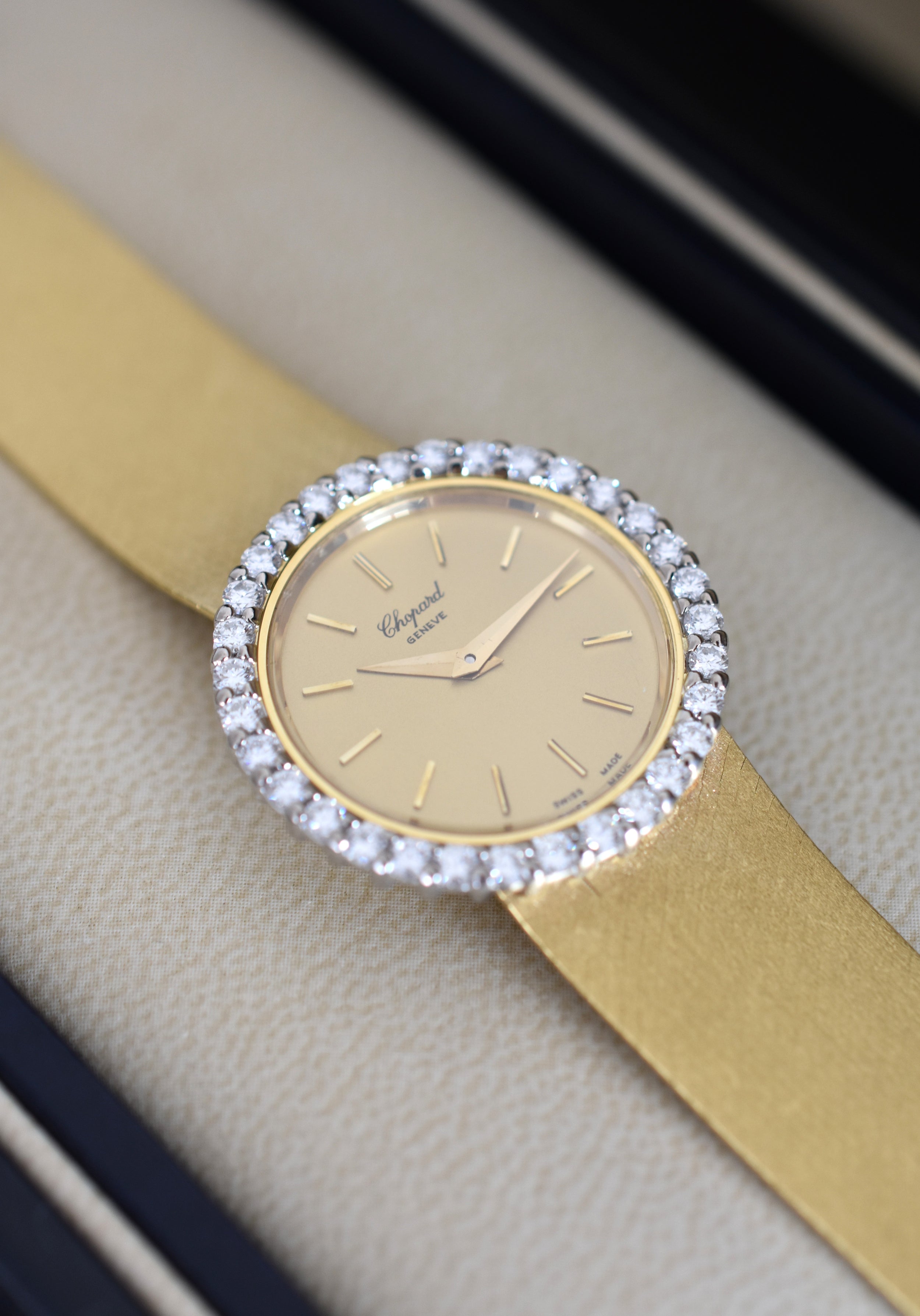Montre CHOPARD, Réf. 810, or jaune 18 carats et diamants, bracelet intégré or massif, vers 1980.