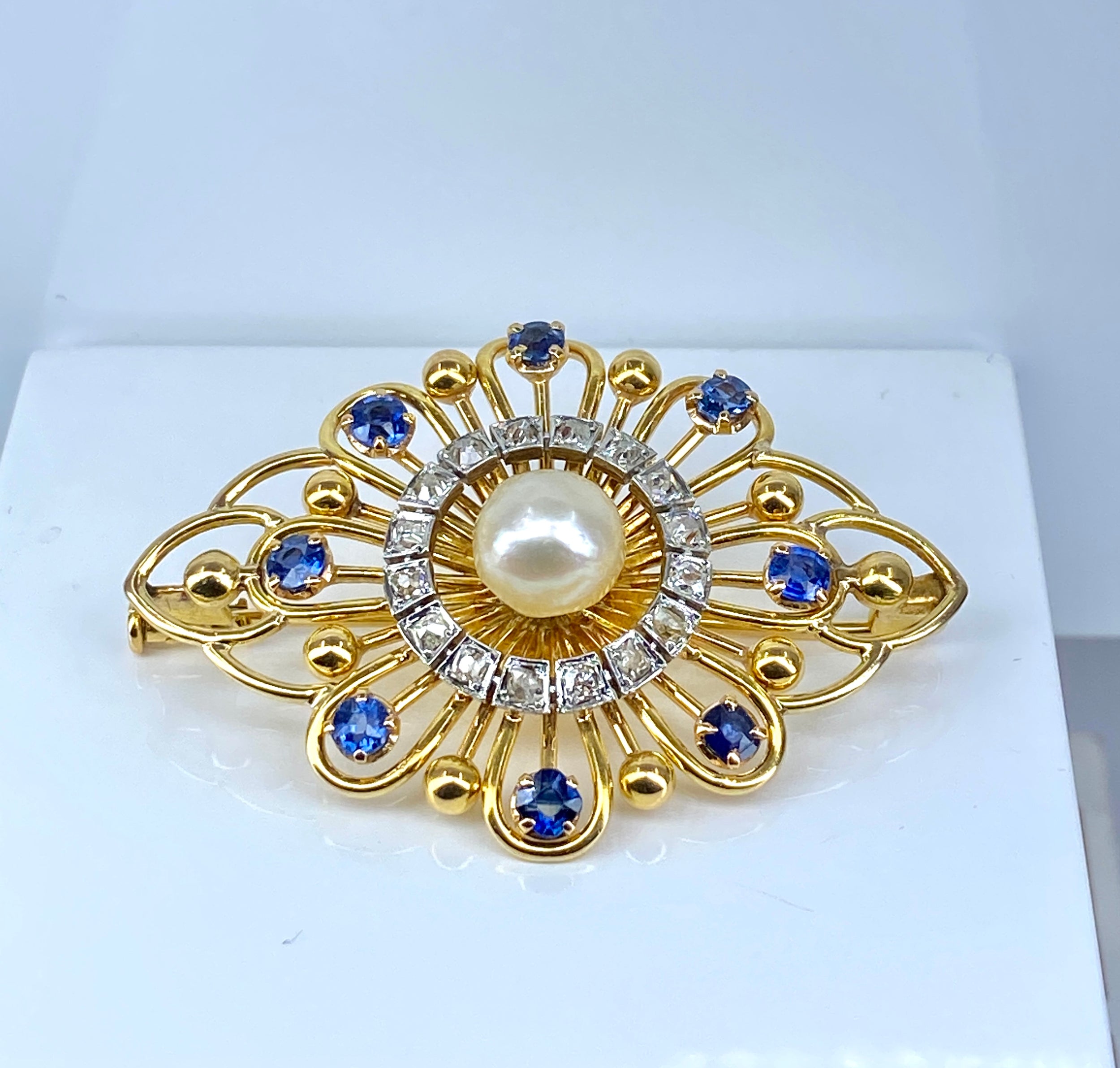 Broche en or, saphirs, perle et diamants