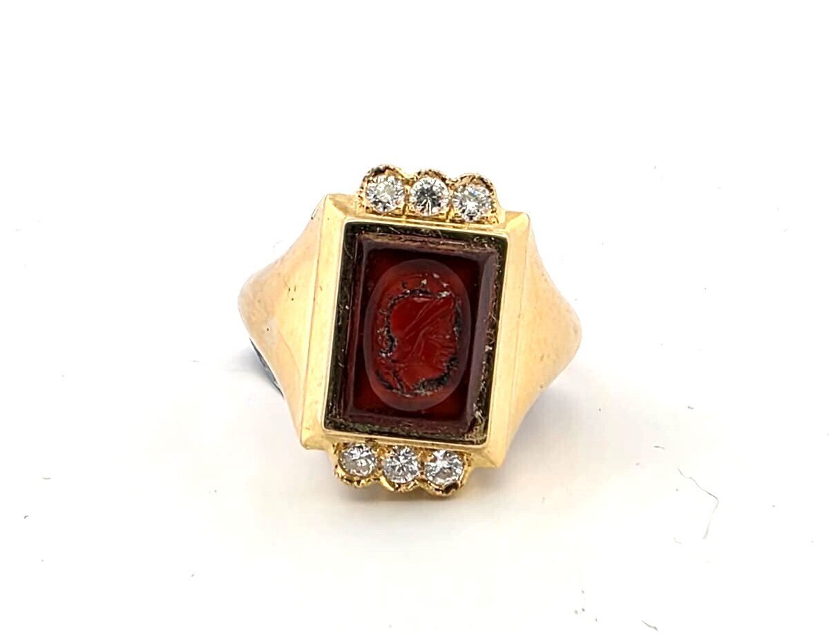Bague Chevalière en or jaune, cornaline et diamants