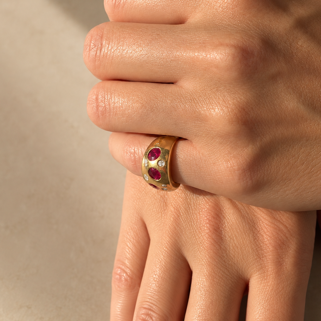 Bague Bandeau en or jaune, rubis et diamants