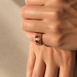 Bague Bandeau en or jaune, rubis et diamants
