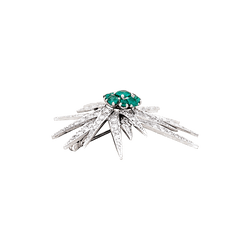 Broche "Étoile", or blanc, platine, émeraudes et diamants.