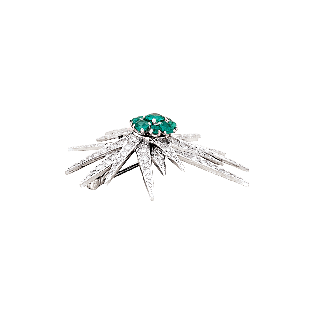 Broche "Étoile", or blanc, platine, émeraudes et diamants.