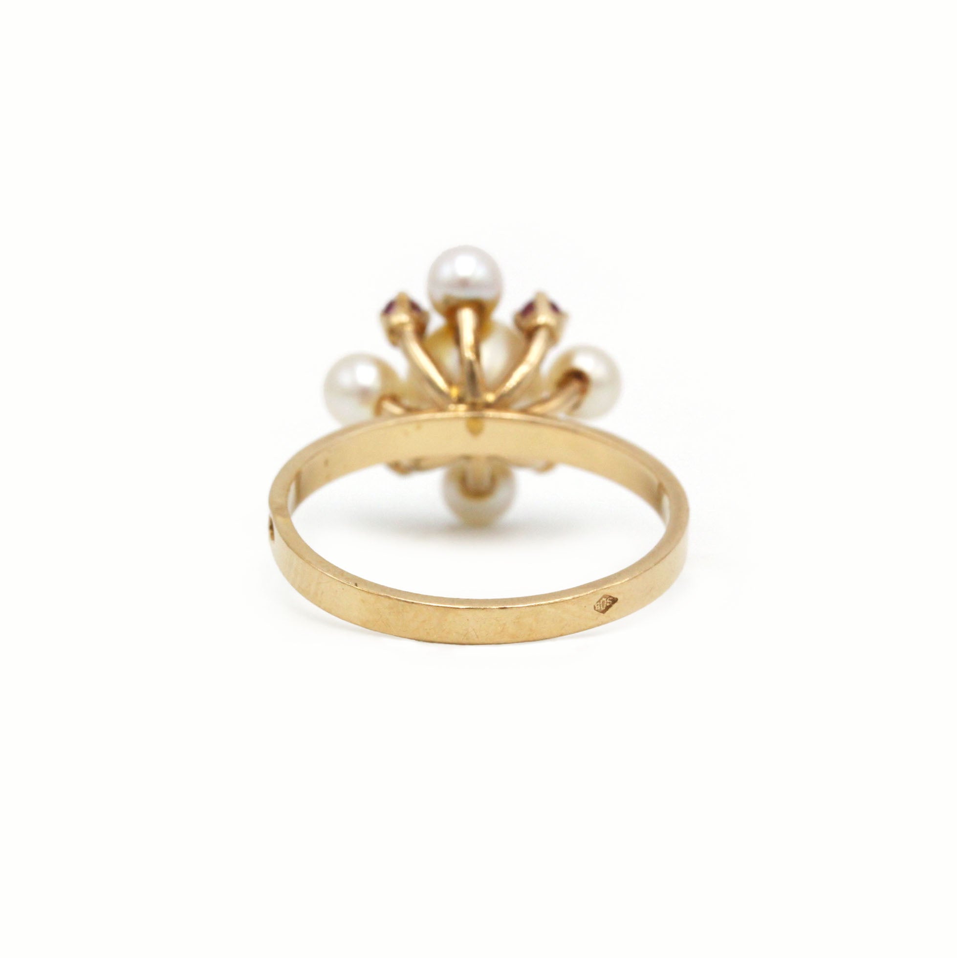 Bague en or jaune, rubis et perles