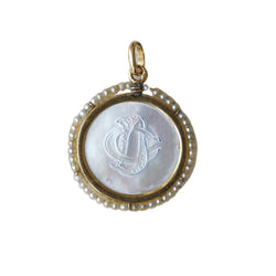 Médaille en or jaune, nacre et perles