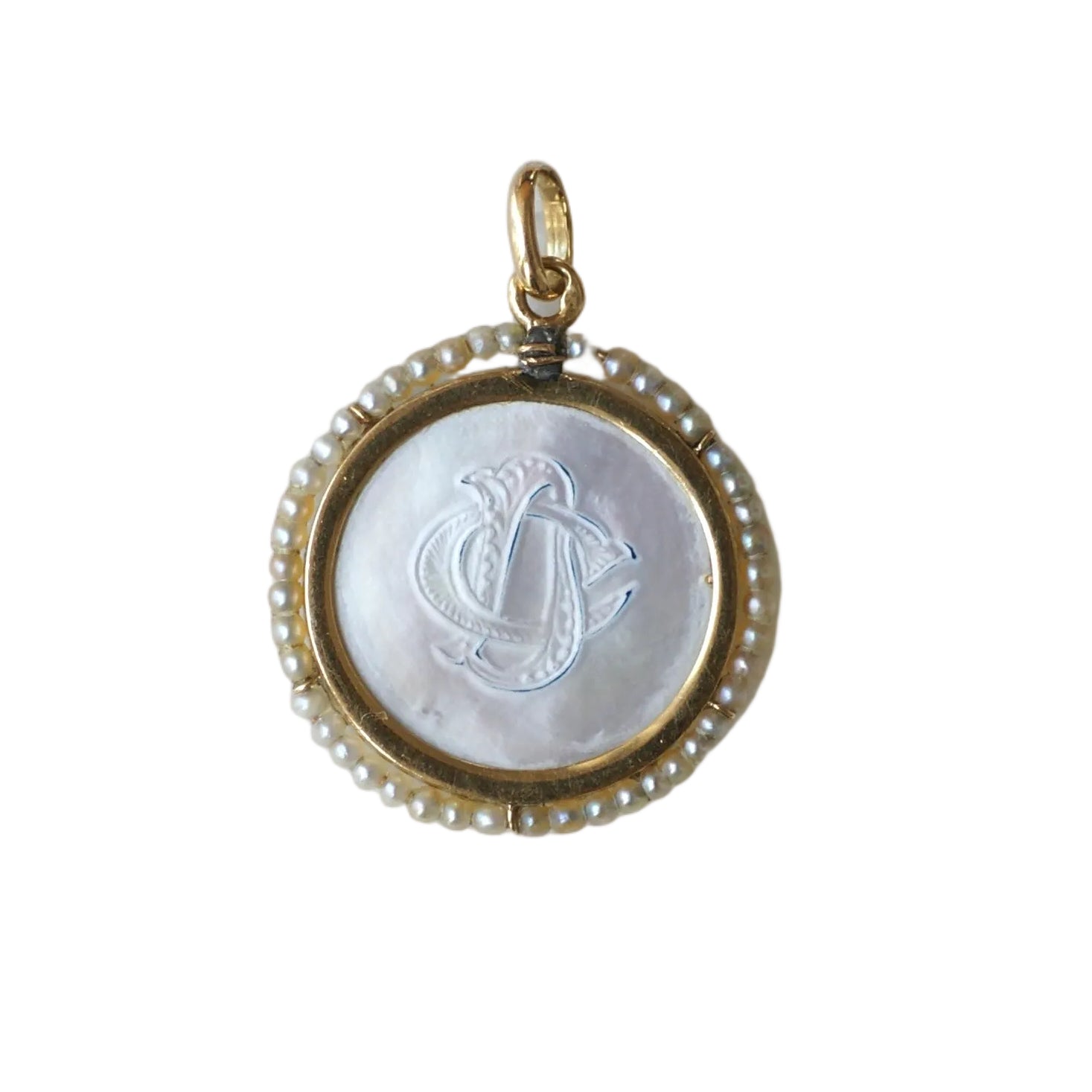 Médaille en or jaune, nacre et perles